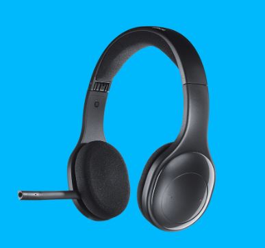 H800R ロジクールヘッドセット
ワイヤレスの自由度をすべてのデバイスで実現モバイルユーザーと
パソコンユーザー、そしてゲーマーにとって不可欠な、ロジクール最高の、
最も多用途のヘッドセット。H800は、パソコン用のUSB超小型レシーバー
に加え、スマートフォン、タブレットおよびBluetooth?対応パソコン用の
Bluetoothを搭載。邪魔になるケーブルなしで、複数デバイスを簡単に
接続して切り替え。クライアントやチームメートと話す時にマイクアームは
適切な位置に簡単に調節可能。
ワイヤレスBLUETOOTHヘッドセット
Bluetooth対応デバイスとペアリング、または取り外し不要の超小型レシーバーをUSB-Aポートに挿入して、接続デバイスから12m離れた場所まで自由に移動可能。充電式バッテリーは、6時間の信頼できるワイヤレスオーディオを提供。
豊かな高解像度ステレオサウンド
レーザーチューニングされたドライバーと内蔵イコライザーがひずみを最小化。非常にかすかなノイズも検知される、豊かで非常にクリアなデジタルオーディオにより、音楽、ゲームおよび通話に集中。
ノイズキャンセリングマイク
フレキシブルなマイクは音声を適切にキャプチャし、背景雑音を減らすように位置調整が可能。不要時は右側のブームをヘッドバンド内に回転させて、邪魔にならない位置に移動。
オンイヤーコントロール
右イヤーカップにある音量、ミュート、通話処理、早送り/再生、およびデバイス選択などの、様々なコントロール。進行中の通話やエンターテイメントを中断なく調整。移動する時は、左イヤーカップ内に超小型レシーバーを格納。
クッションの快適性
パッド付きヘッドバンドと巧みに設計されたフォームイヤーカップが、長時間の快適性を提供。ヘッドセットは簡単に折り畳んで持ち運び可能。
USB-Aレシーバー + BLUETOOTH
USB-A超小型レシーバーをパソコンのUSB-Aポートに挿入、またはBluetooth対応のスマートフォン、パソコンまたはタブレットをペアリング。同梱のUSB-Aケーブルを使って充電。充電中の会話も可能。通話、音楽またはゲームで、最長6時間のワイヤレスオーディオを実現。
仕様および詳細
本体サイズ
高さ x 幅 x 奥行き:
180 mm × 215 mm × 78 mm
重量: 0.12Kg
必要システム
絶対多数のプラットフォームおよびOSの通話アプリケーション対応。
Windows?またはmacOS
Chrome OS?
USBポート (Type Aポートまたはアダプター)
スペック
入力インピーダンス:: 32Ω
ヘッドフォン感度:: 97dB ±3dB
マイク感度:: -47dBV/Pa ±3dB
ヘッドセット周波数特性:: 30Hz ~ 15kHz
マイク周波数特性:: 100Hz ~ 6.5kHz
USB-A充電ケーブル長:: 1.22m
接続:: USB-A対応(1.1、2.0、3.0)
* 使用環境・状況によって異なります。
パッケージ内容
製品本体
USB-A超小型レシーバー
USB-A充電ケーブル
クイックスタートガイド、保証規定、保証書
保証情報
2年間無償保証
型番
型番: H800R